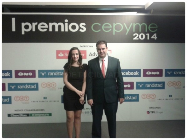 > Sebastián Linde, Administrador de Fincas, con su empresa, Sebastián Linde y Asociados, C.B., asociada a AECOST, finalista en los I Premios CEPYME 2014, en la categoría de “Empresario autónomo del año”.