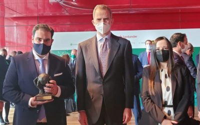> Felipe VI entrega el Premio CEPYME a Sebastián Linde como empresario autónomo del año.